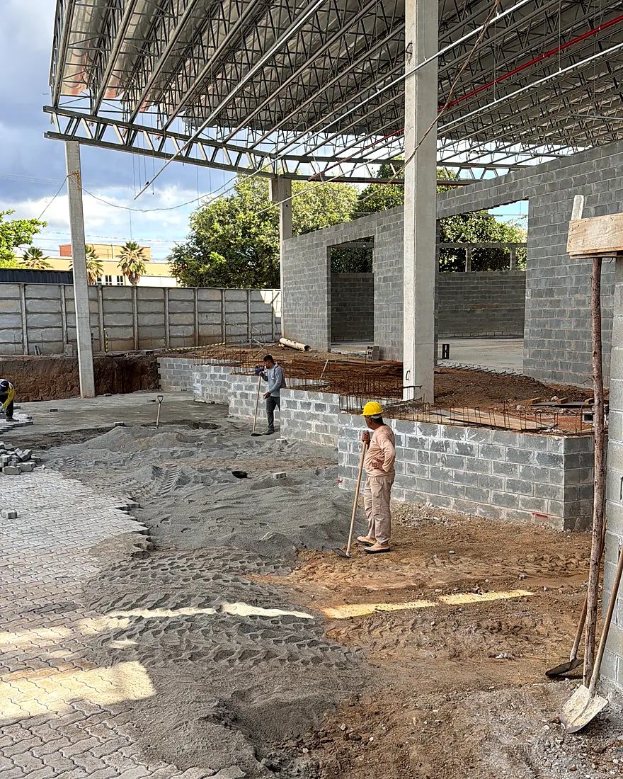 Guindaste içando a treliça da cobertura sobre os pilares pré-moldados