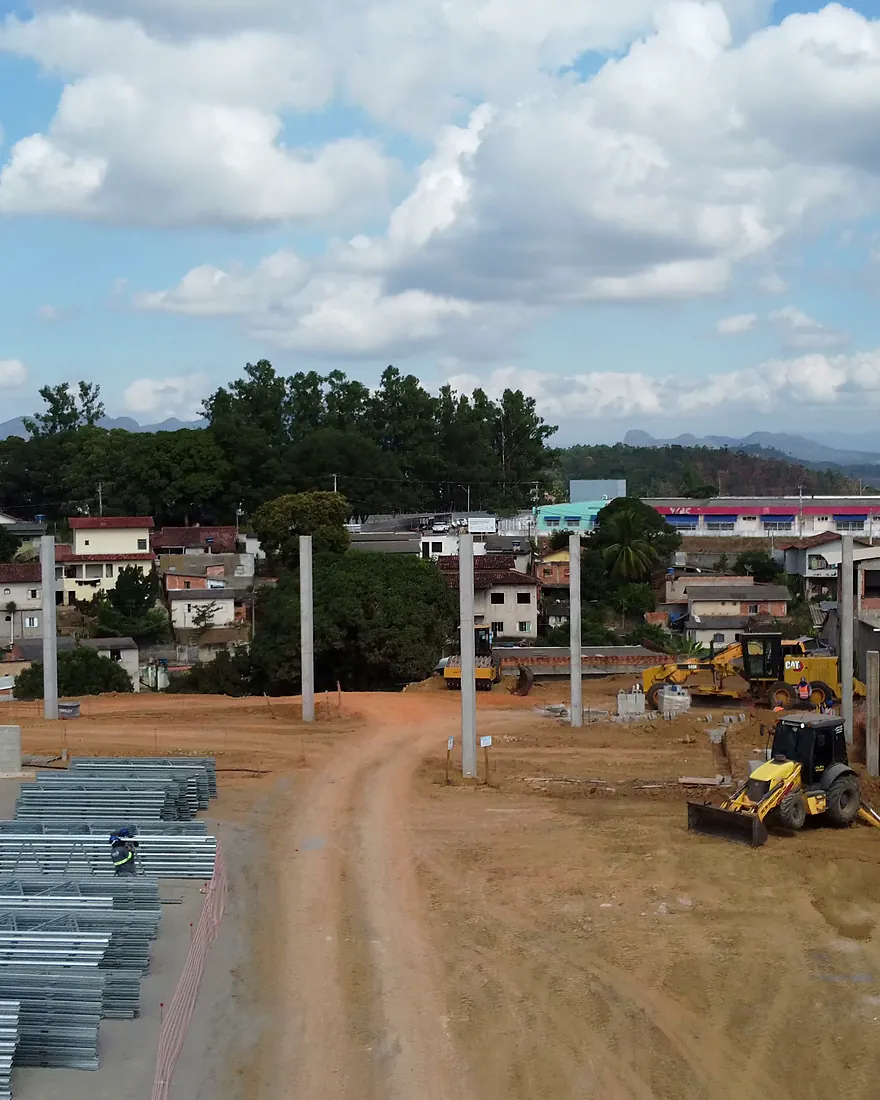 Pilares pré-moldados erguidos no terreno