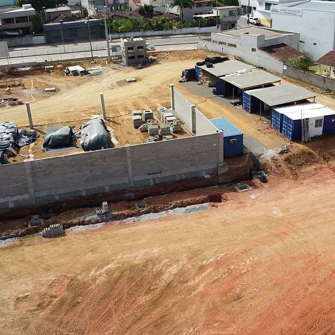 Galpão em execução visto do alto, com o fechamento em blocos