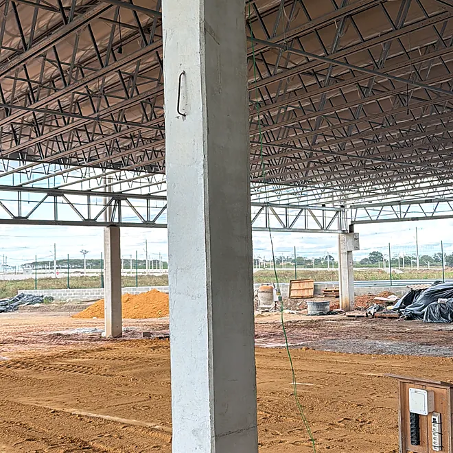 Pilares pré-moldados e treliças prontas para montagem