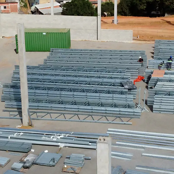 Treliças metálicas empilhadas prontas para a montagem